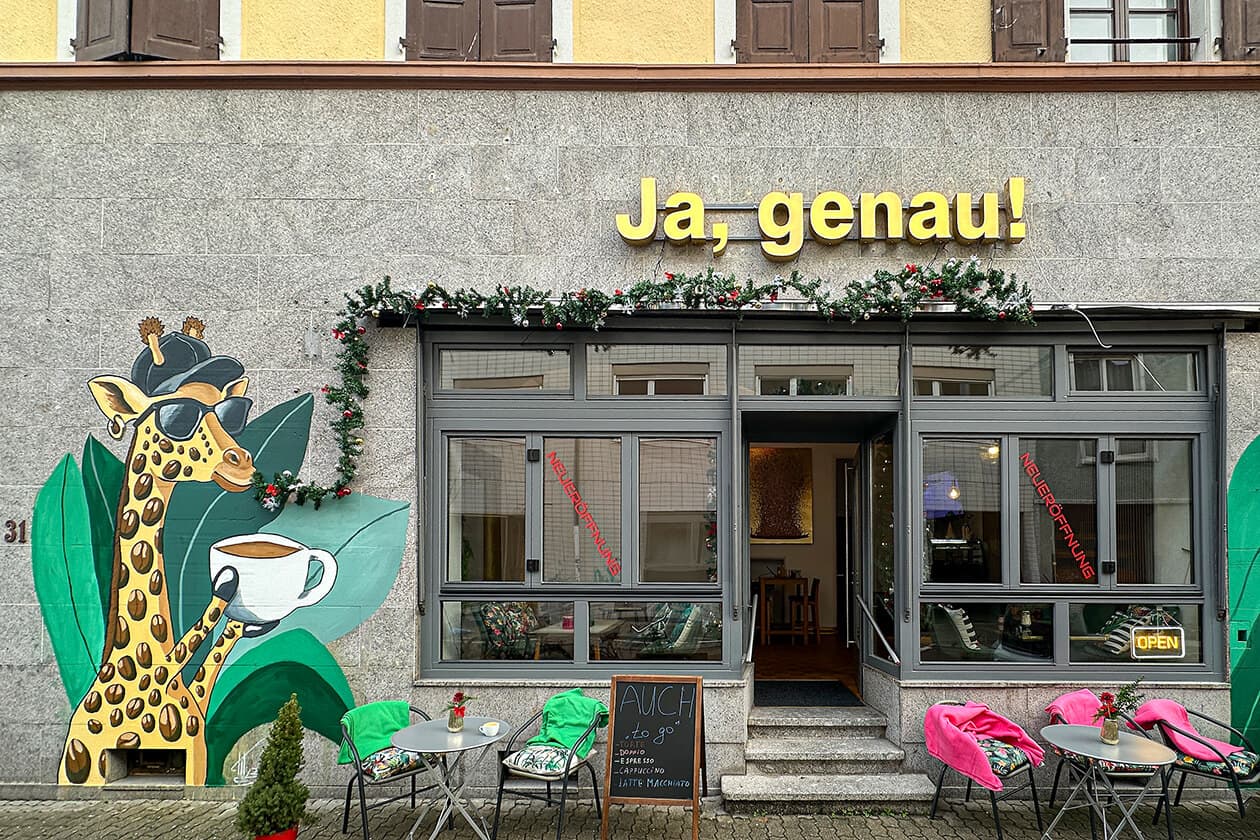 Eingang Ja, genau! mit Giraffen-Wandgemälde in der Hirschstraße 31